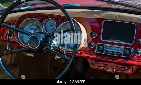 PLYMOUTH, MI/USA - 26. JULI 2021: Nahaufnahme eines 1957 BMW 507 Armaturenbretts auf der Automobilausstellung Concours d'Elegance of America im Inn at St. John's. Stockfoto