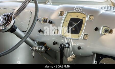 PLYMOUTH, MI/USA - 26. JULI 2021: Nahaufnahme eines 1936 Stout Scarab Armaturenbretts auf der Automobilausstellung Concours d'Elegance of America im Inn at St. John's. Stockfoto