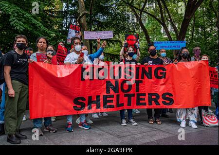 Mitglieder einer Obdachlosenkoalition aus NYC haben am 29. Juli 2021 vor dem Rathaus eine direkte Aktion durchgeführt, um den gebrochenen Rekord von Bürgermeister de Blasio über Obdachlosigkeit herauszurufen. Einige Teilnehmer verhandnahmen einen Akt zivilen Ungehorsams, der zu 9 Festnahmen führte. Die Gruppe fordert, dass der Bürgermeister und die Stadtbehörden unverzüglich handeln, um unmenschliche und schlecht durchgeführte Transfers von einzelnen New Yorkern, die Obdachlosigkeit von COVID-sicheren Hotels erfahren, in das unsichere Schutzsystem der Menschengruppen zu stoppen; zu verhindern, dass die NYPD-Straße „ins Schutzsystem fegt“; Und für den Bürgermeister, sofort Maßnahmen zu Intro 146 zu ergreifen, eine Rechnung w Stockfoto