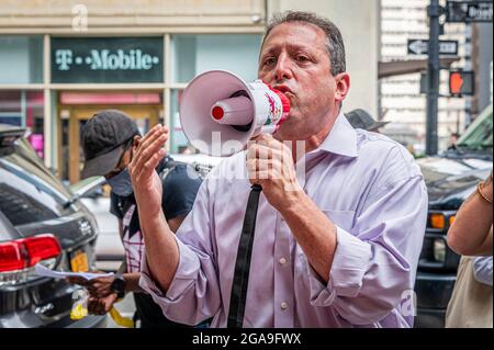 Ratsmitglied Brad Lander. Mitglieder einer Obdachlosenkoalition aus NYC haben am 29. Juli 2021 vor dem Rathaus eine direkte Aktion durchgeführt, um den gebrochenen Rekord von Bürgermeister de Blasio über Obdachlosigkeit herauszurufen. Einige Teilnehmer verhandnahmen einen Akt zivilen Ungehorsams, der zu 9 Festnahmen führte. Die Gruppe fordert, dass der Bürgermeister und die Stadtbehörden unverzüglich handeln, um unmenschliche und schlecht durchgeführte Transfers von einzelnen New Yorkern, die Obdachlosigkeit von COVID-sicheren Hotels erfahren, in das unsichere Schutzsystem der Menschengruppen zu stoppen; zu verhindern, dass die NYPD-Straße „ins Schutzsystem fegt“; Und für den Bürgermeister sofort AC zu nehmen Stockfoto