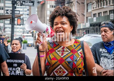 Künftige Ratsmitglied Kristin Richardson Jordan. Mitglieder einer Obdachlosenkoalition aus NYC haben am 29. Juli 2021 vor dem Rathaus eine direkte Aktion durchgeführt, um den gebrochenen Rekord von Bürgermeister de Blasio über Obdachlosigkeit herauszurufen. Einige Teilnehmer verhandnahmen einen Akt zivilen Ungehorsams, der zu 9 Festnahmen führte. Die Gruppe fordert, dass der Bürgermeister und die Stadtbehörden sofort handeln, um unmenschliche und schlecht durchgeführte Transfers von einzelnen New Yorkern, die Obdachlosigkeit von COVID-sicheren Hotels erfahren, in das unsichere Schutzsystem der Menschengruppen zu unterbinden; zu verhindern, dass die NYPD-Straße „ins Schutzsystem fegt“; und für den Bürgermeister Stockfoto