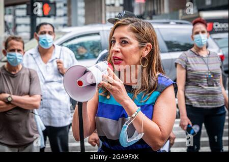 Die Abgeordnete Jessica González-Rojas, Mitglieder einer Koalition für Obdachlose in NYC, veranstaltete am 29. Juli 2021 eine direkte Aktion vor dem Rathaus, um den gebrochenen Rekord von Bürgermeister de Blasio über Obdachlosigkeit herauszurufen. Einige Teilnehmer verhandnahmen einen Akt zivilen Ungehorsams, der zu 9 Festnahmen führte. Die Gruppe fordert, dass der Bürgermeister und die Stadtbehörden sofort handeln, um unmenschliche und schlecht durchgeführte Transfers von einzelnen New Yorkern, die Obdachlosigkeit von COVID-sicheren Hotels erfahren, in das unsichere Schutzsystem der Menschengruppen zu unterbinden; zu verhindern, dass die NYPD-Straße „in das Schutzsystem fegt“; und dass der Bürgermeister sie einzieht Stockfoto