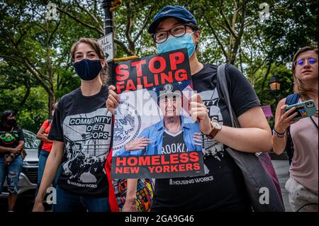 Mitglieder einer Obdachlosenkoalition aus NYC haben am 29. Juli 2021 vor dem Rathaus eine direkte Aktion durchgeführt, um den gebrochenen Rekord von Bürgermeister de Blasio über Obdachlosigkeit herauszurufen. Einige Teilnehmer verhandnahmen einen Akt zivilen Ungehorsams, der zu 9 Festnahmen führte. Die Gruppe fordert, dass der Bürgermeister und die Stadtbehörden unverzüglich handeln, um unmenschliche und schlecht durchgeführte Transfers von einzelnen New Yorkern, die Obdachlosigkeit von COVID-sicheren Hotels erfahren, in das unsichere Schutzsystem der Menschengruppen zu stoppen; zu verhindern, dass die NYPD-Straße „ins Schutzsystem fegt“; Und für den Bürgermeister, sofort Maßnahmen zu Intro 146 zu ergreifen, eine Rechnung w Stockfoto