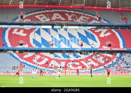 Zuschauertribüne mit FCB-Logo im Freundschaftsspiel FC BAYERN MÜNCHEN - BORUSSIA MÖNCHENGLADBACH 0-2 am 28. Juli 2021 in München, Deutschland Saison 2021/2022, Spieltag X, 1.Bundesliga, FCB, Gladbach, München, X.Spieltag. © Peter Schatz / Alamy Live News Stockfoto