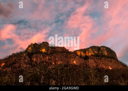 Rosafarbene Wolken über den Berggipfeln Stockfoto