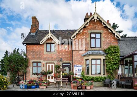 BETTISFIELD, CLWYD, WALES - JULI 10 : Blick auf den alten Bahnhof in Bettisfield, Clwyd, Wales am 10. Juli 2021 Stockfoto