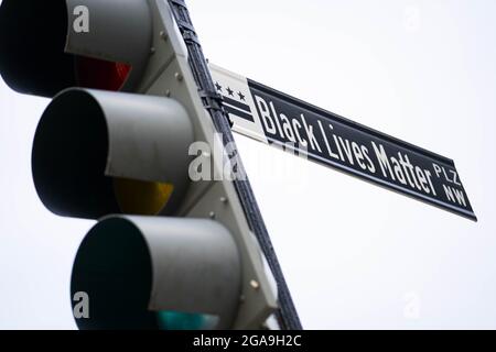 Washington, Usa. Juli 2021. Am Donnerstag, den 29. Juli 2021, ist in der Nähe des Weißen Hauses in Washington, DC, ein Straßenschild mit der Bezeichnung Black Lives Matter Plaza zu sehen. Foto von Sarah Silbiger/UPI Credit: UPI/Alamy Live News Stockfoto