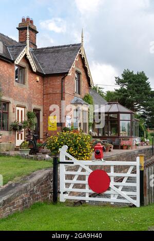 BETTISFIELD, CLWYD, WALES - JULI 10 : Blick auf den alten Bahnhof in Bettisfield, Clwyd, Wales am 10. Juli 2021 Stockfoto