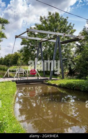 IN DER NÄHE von WHIXALL, SHROPSHIRE, Großbritannien - 10. JULI: Swing Bridge on the Shropshire Union Canal in Shropshire on July 10, 2021 Stockfoto