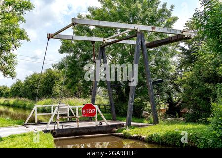 IN DER NÄHE von WHIXALL, SHROPSHIRE, Großbritannien - 10. JULI: Swing Bridge on the Shropshire Union Canal in Shropshire on July 10, 2021 Stockfoto