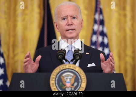 Washington, Vereinigte Staaten. Juli 2021. US-Präsident Joe Biden spricht am 29. Juli 2021 im East Room des Weißen Hauses in Washington, DC, über die nächsten Schritte zur Impfung von mehr Amerikanern und zur Bekämpfung der Ausbreitung der Delta-Variante. Quelle: Oliver Contreras/Pool via CNP/dpa/Alamy Live News Stockfoto