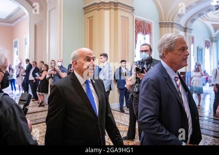 Washington, Vereinigte Staaten Von Amerika. Juli 2021. Die US-Vertreterin Louie Gohmert (Repräsentantin von Texas), links, und der US-Repräsentant Ralph Norman (Republikaner von South Carolina) versuchen, den Eingang des Ohio Clock-Korridors zum Senatskammer zu betreten, werden aber zu einem anderen Eingang umgeleitet, Während Mitglieder des House Freedom Caucus am Donnerstag, den 29. Juli 2021, in die Senatskammer gehen, um gegen die neue Maskenführung im US-Kapitol in Washington, DC zu protestieren. Quelle: Rod Lampey/CNP/Sipa USA Quelle: SIPA USA/Alamy Live News Stockfoto