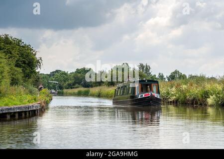 IN DER NÄHE von WHIXALL, SHROPSHIRE, Großbritannien - 10. JULI: Schmalboot auf dem Shropshire Union Canal in Shropshire am 10. Juli 2021. Zwei nicht identifizierte Personen Stockfoto