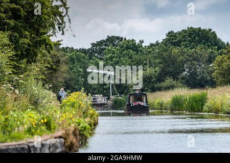 IN DER NÄHE von WHIXALL, SHROPSHIRE, Großbritannien - 10. JULI: Schmalboot auf dem Shropshire Union Canal in Shropshire am 10. Juli 2021. Zwei nicht identifizierte Männer Stockfoto