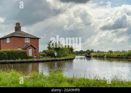 IN DER NÄHE von WHIXALL, SHROPSHIRE, Großbritannien - 10. JULI: Schmalboot auf dem Shropshire Union Canal in Shropshire am 10. Juli 2021. Drei nicht identifizierte Personen Stockfoto