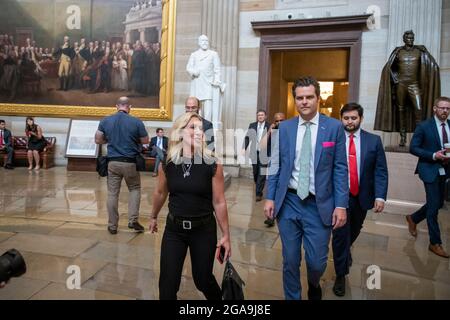 Washington, Vereinigte Staaten Von Amerika. Juli 2021. Die Vertreterin der Vereinigten Staaten, Marjorie Taylor Greene (Republikaner von Georgien), Und der US-Repräsentant Matt Gaetz (Republikaner von Florida), rechts, verlässt die Senatskammer, während Mitglieder des Freedom Caucus-Repräsentantenhauses in die Senatskammer gehen, um gegen die neue Maskenführung am Donnerstag, den 29. Juli 2021, im US-Kapitol in Washington, DC, zu protestieren. Quelle: Rod Lampey/CNP/Sipa USA Quelle: SIPA USA/Alamy Live News Stockfoto