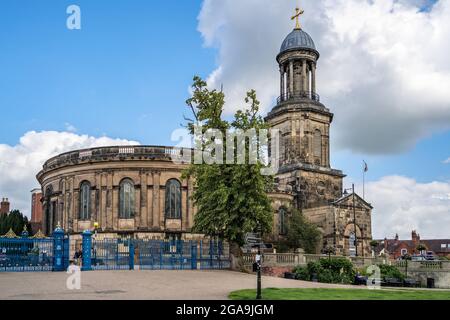 SHREWSBURY, SHROPSHIRE, Großbritannien - 13. JULI : Blick auf die St. Chads Kirche vom Quarry Park, Shrewsbury, Shropshire, England, am 13. Juli, 2021. Vier nicht identifizierte Stockfoto