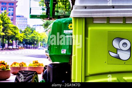 Toilettenpapiersymbol auf der Seite einer Portapotty in einer Straße in der Innenstadt Stockfoto