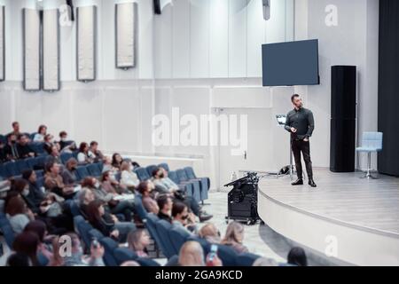 Sprecher auf der Bühne im Konferenzsaal. Stockfoto