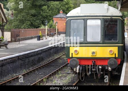 LLANGOLLEN, DENBIGHSHIRE, WALES - JULI 11 : Zug am 11. Juli 2021 im alten Bahnhof in Llangollen, Wales Stockfoto