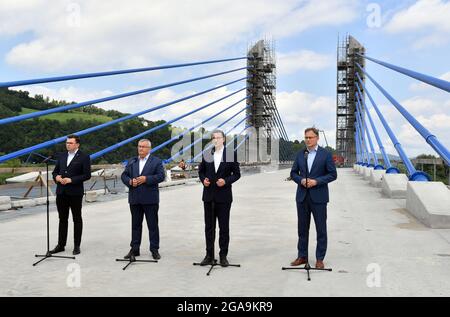 Kurow, Polen. Juli 2021. MA?opolska Voivode Lukasz Kmita (L) Minister für Infrastruktur Andrzej Adamczyk (2L) Premierminister Mateusz Morawiecki (3L) Arkadiusz Mularczyk (4L) sind auf der Baustelle einer neuen Brücke in Kurow am DK 75 in der Nähe von Nowy Sacz in Ma?opolska zu sehen (Foto: Alex Bona/SOPA Live News USA Stockfoto