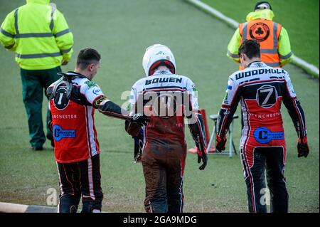 MANCHESTER, GROSSBRITANNIEN. 29. JULI Jack Smith (links) und Ben Woodhull gehen mit Paul Bowen nach seinem Sturz während des Spiels der National Development League zwischen Belle Vue Colts und Leicester Lion Cubs am Donnerstag, dem 29. Juli 2021, im National Speedway Stadium, Manchester, zurück zur Box. (Kredit: Ian Charles | MI News) Kredit: MI News & Sport /Alamy Live News Stockfoto