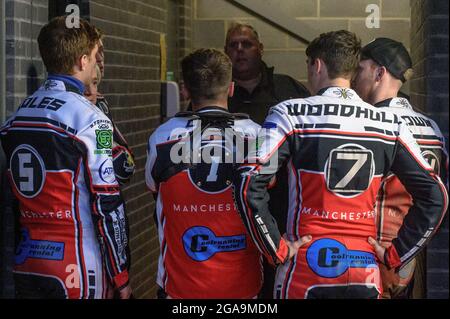 MANCHESTER, GROSSBRITANNIEN. DAS TEAM der COLTS VOM 29. JULI trifft sich während des Spiels der National Development League zwischen Belle Vue Colts und Leicester Lion Cubs am Donnerstag, dem 29. Juli 2021, im National Speedway Stadium in Manchester. (Kredit: Ian Charles | MI News) Kredit: MI News & Sport /Alamy Live News Stockfoto