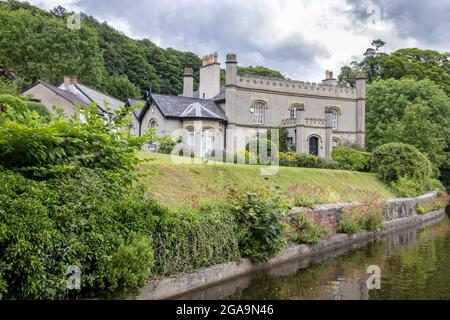 LLANGOLLEN, DENBIGHSHIRE, WALES - JULI 11 : große Residenz am Llangollen-Kanal in Llangollen, Wales am 11. Juli 2021. Stockfoto