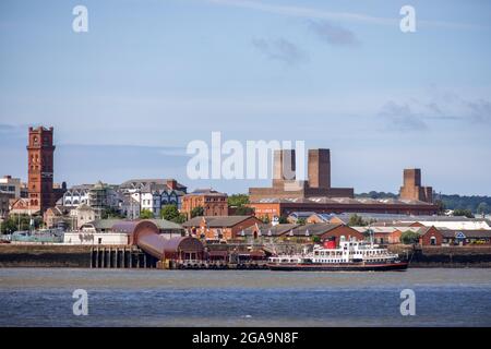 BIRKENHEAD, WIRRAL, Großbritannien - JULI 14 : Blick über die Mersey zum Fährenterminal in Birkenhead, Wirral, Großbritannien am 14. Juli 2021. Nicht identifizierte Personen Stockfoto