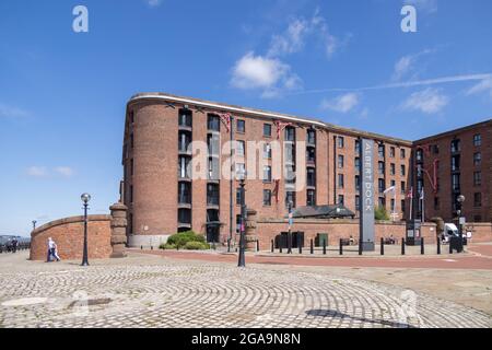 LIVERPOOL, Großbritannien - JULI 14 : Holiday Inn Express at Albert Dock Liverpool, England am 14. Juli 2021. Nicht identifizierte Personen Stockfoto