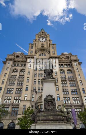 LIVERPOOL, UK - JULI 14 : das Royal Liver Gebäude mit einem Uhrturm in Liverpool, England am 14. Juli 2021. Stockfoto