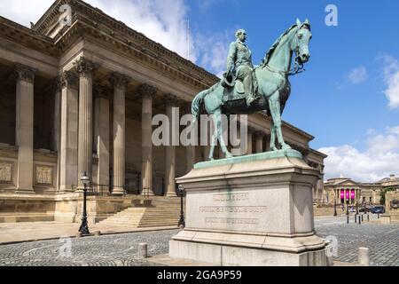 LIVERPOOL, UK - JULY 14 : Statue des Albert Prince Consort vor der St Georges Hall in Liverpool, England am 14. Juli 2021 Stockfoto