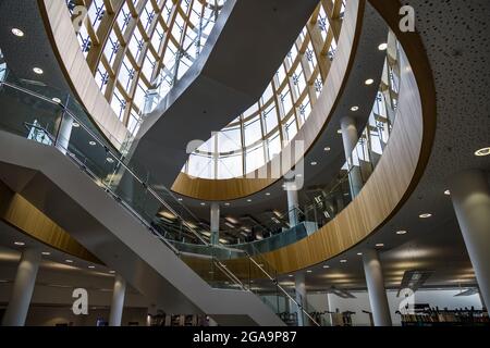 LIVERPOOL, Großbritannien - JULI 14: Innenansicht der Zentralbibliothek in Liverpool, England, am 14. Juli 2021 Stockfoto