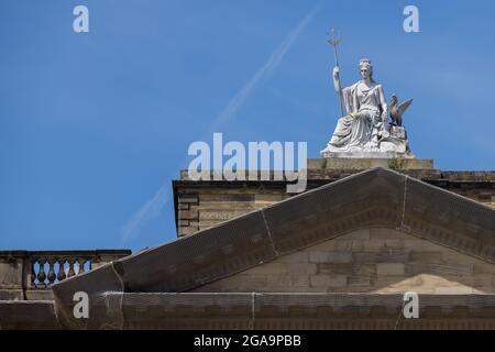 LIVERPOOL, UK - JULY 14 : Statue of Britannia and a Liver Bird auf der Walker Art Gallery, Liverpool, Merseyside, England, UK am 14. Juli 2021 Stockfoto