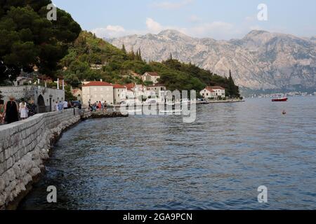 Perast, Montenegro - 20. Juli 2021 schöne Aussicht auf das blaue Meer und die Promenade mit Touristen in der Stadt Perest Stockfoto