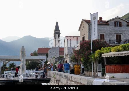 Perast, Montenegro - 20. Juli 2021 schöne Aussicht auf das Restaurant auf dem Wasser und Promenade mit Touristen in der Stadt Perest Stockfoto