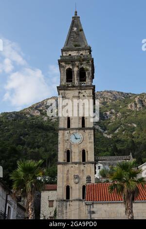 Perast, Montenegro - 20. Juli 2021 Katholische Kirche des Heiligen Nikolaus mit Uhrenturm auf dem Hauptplatz in der Innenstadt von Perast Stockfoto