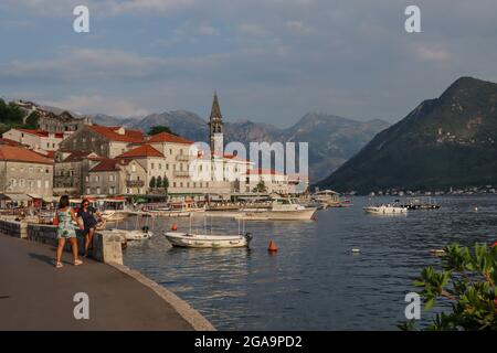 Perast, Montenegro - 20. Juli 2021 Historische Stadt Perast an der Bucht von Kotor und Promenade voll mit Touristen im Sommer Tag Stockfoto