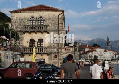 Perast, Montenegro - 20. Juli 2021 Spazierweg in der Nähe des Meeres mit Touristen in der Stadt Perast an sonnigen Sommertagen Stockfoto
