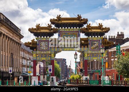 LIVERPOOL, UK - JULY 14 : Blick auf den Chinese Arch, Chinatown, Liverpool, England, UK am 14. Juli 2021 Stockfoto