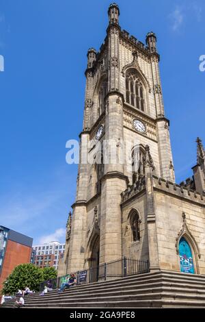 LIVERPOOL, Großbritannien - JULI 14 : Blick auf die Außenfassade der St. Lukes Kirche in Liverpool, Merseyside, England, Großbritannien am 14. Juli 2021. Nicht identifizierte Personen Stockfoto