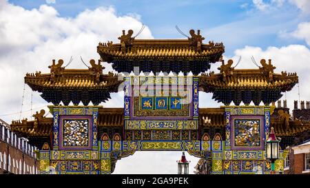 LIVERPOOL, UK - JULY 14 : Blick auf den Chinese Arch, Chinatown, Liverpool, England, UK am 14. Juli 2021 Stockfoto