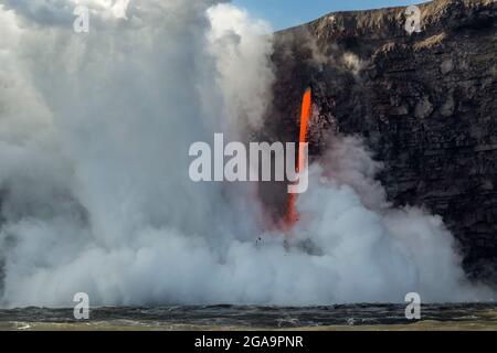 Feuerschlauchlava fließt vom Kilauea Vulkan auf Hawaii, Volcanoes National Park, Hawaii Stockfoto