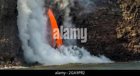 Feuerschlauchlava fließt vom Kilauea Vulkan auf Hawaii, Volcanoes National Park, Hawaii Stockfoto