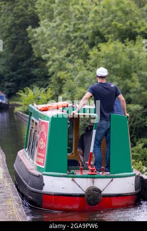 FRONCYSYLLTE, WREXHAM, WALES - JULY 15 : Menschen, die am 15. Juli 2021 das Aquädukt von Pontcysyllte in der Nähe von Froncysyllte, Wrexham, Wales, Großbritannien durchqueren. Zwei uniden Stockfoto