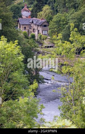 FRONCYSYLLTE, WREXHAM, WALES - JULI 15 : Haus am Fluss Dee in der Nähe von Pontcysyllte Aqueduct, Froncysyllte, Wrexham, Wales, Großbritannien am 15. Juli 2021 Stockfoto