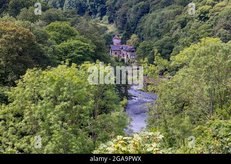 FRONCYSYLLTE, WREXHAM, WALES - JULI 15 : Haus am Fluss Dee in der Nähe von Pontcysyllte Aqueduct, Froncysyllte, Wrexham, Wales, Großbritannien am 15. Juli 2021 Stockfoto