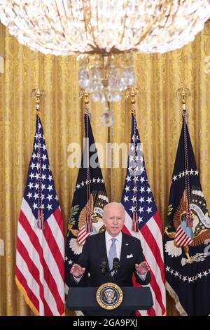 Washington, Vereinigte Staaten. Juli 2021. Der Präsident der Vereinigten Staaten, Joe Biden, spricht am 29. Juli 2021 im East Room des Weißen Hauses in Washington, DC über die nächsten Schritte, um mehr Amerikaner impfen zu lassen und die Ausbreitung der Delta-Variante zu bekämpfen. Quelle: Oliver Contreras/Pool via CNP/dpa/Alamy Live News Stockfoto