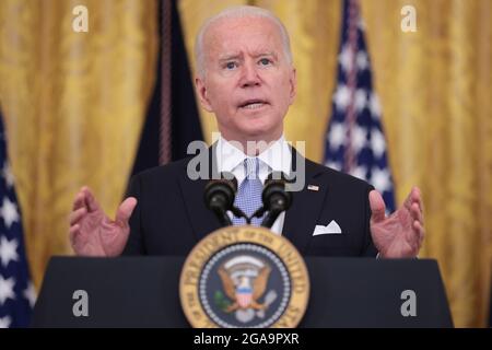 Washington, Vereinigte Staaten. Juli 2021. Der Präsident der Vereinigten Staaten, Joe Biden, spricht am 29. Juli 2021 im East Room des Weißen Hauses in Washington, DC über die nächsten Schritte, um mehr Amerikaner impfen zu lassen und die Ausbreitung der Delta-Variante zu bekämpfen. Quelle: Oliver Contreras/Pool via CNP/dpa/Alamy Live News Stockfoto