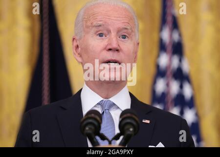 Washington, Vereinigte Staaten. Juli 2021. Der Präsident der Vereinigten Staaten, Joe Biden, spricht am 29. Juli 2021 im East Room des Weißen Hauses in Washington, DC über die nächsten Schritte, um mehr Amerikaner impfen zu lassen und die Ausbreitung der Delta-Variante zu bekämpfen. Quelle: Oliver Contreras/Pool via CNP/dpa/Alamy Live News Stockfoto